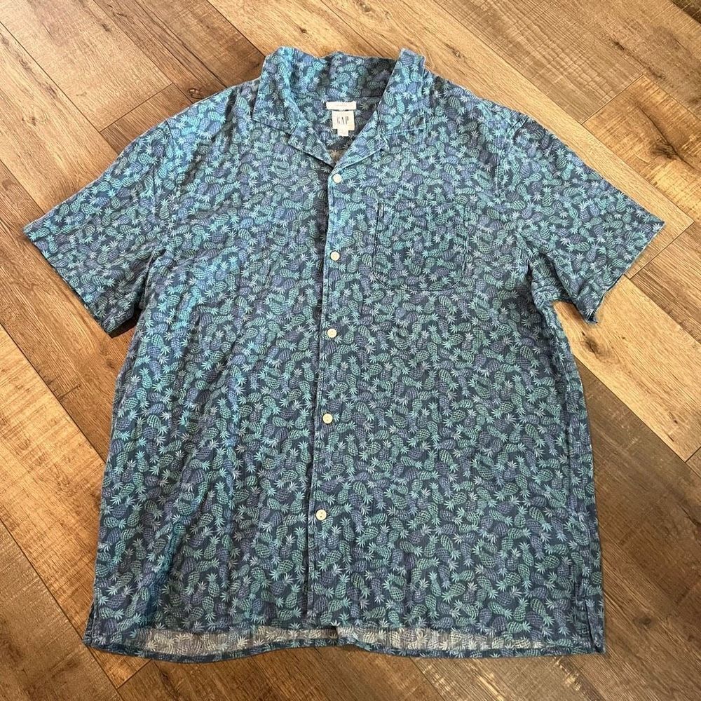 Untucked GAP blue pineapple button-up short-sleeve shirt, size
L
GAP